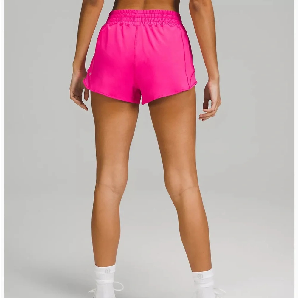 LAST CHANCE Lululemon Hotty Hot High-Rise Lined 2.5” Short - Picture 3 of 5
